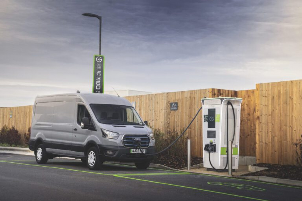 gridserve-forecourt-gets-uk-s-fastest-ev-charger-move-electric