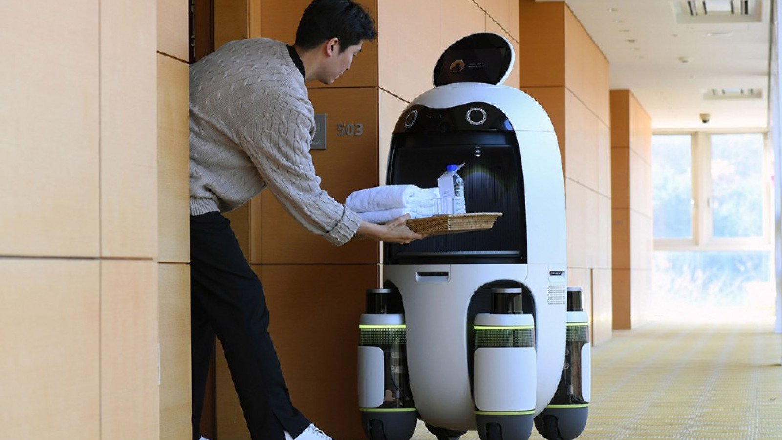 Hyundai room service robot