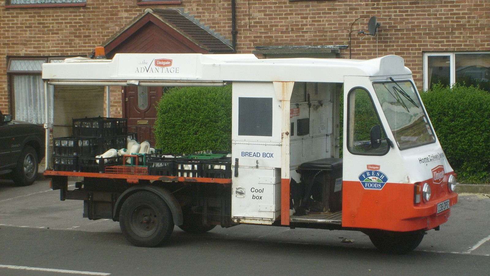 Wales & Edwards milk float (1951)