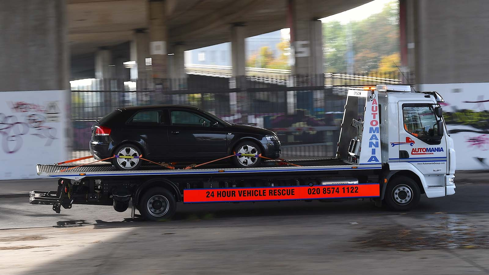 Flatbed recovery truck